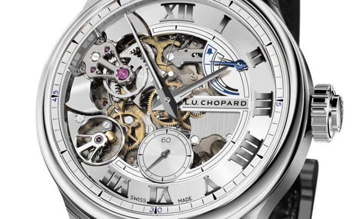 表款在此所使用的白金并没有经过镀铑处理，但是其合金中的钯金含量确保了它的光亮特质