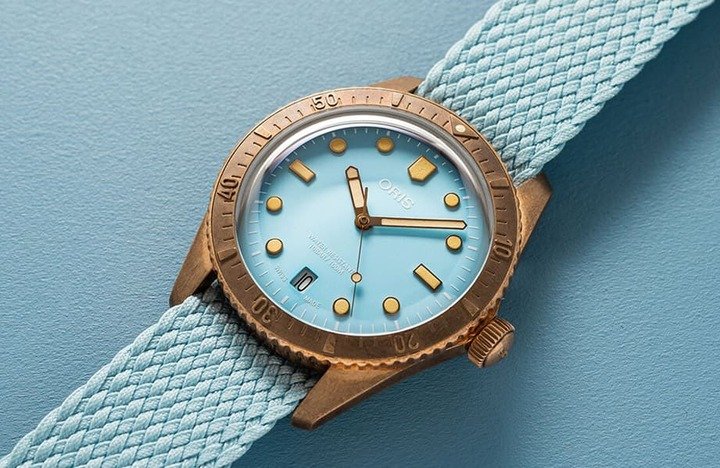 Divers Sixty-Five “Cotton Candy” 2022年新增搭配再生Perlon表带的新款，使其棉花糖般的面盘色调能够延续到表带部分。