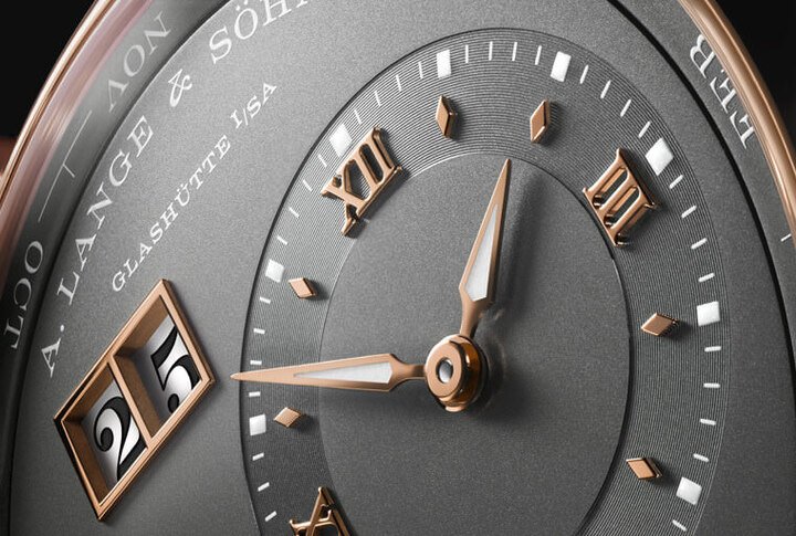 偏心表盘加上大日期显示，此为Lange 1系列最为人熟知的两大特色