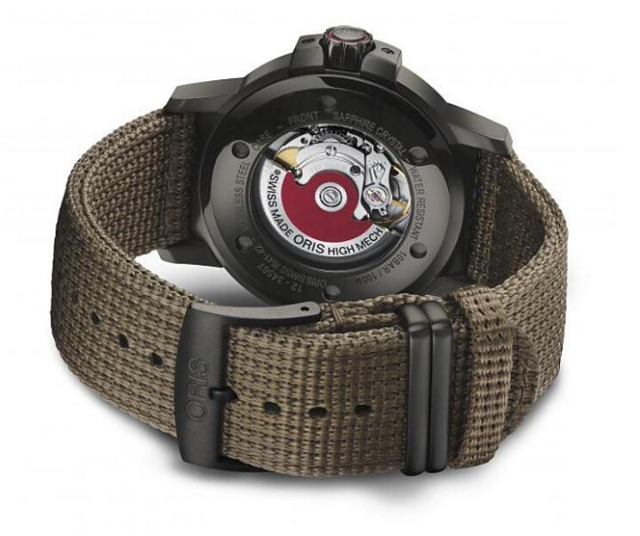 BC3星期日历腕表由Oris735自动上链机械机芯驱动，红色自动陀为机芯注入活力