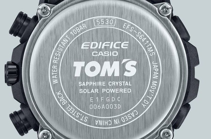 手表底盖刻有TOM'S Logo，和面盘3点方向的设计再度正反相应。