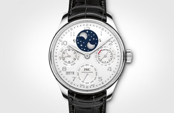 IWC的葡萄牙系列再添新成员，品牌分别推出首款铂金万年历以及钢壳搭配白面的7日链自动腕表