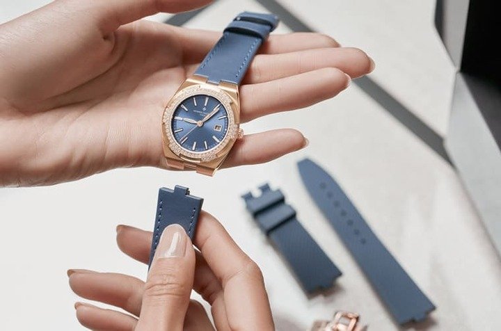 表款配置晴山蓝皮带与胶带，佩戴者可以运用表带快拆系统轻松自行更换表带。