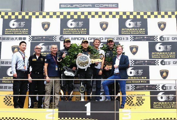 宝珀行政总裁Mr. Marc A. Hayek之行政项目经理Mr. Yannic Barraud（右一）与Lamborghini Blancpain Super Trofeo亚洲挑战赛2013澳门站AM级别得奖者、兰博基尼管理层及倍耐力管理层合照