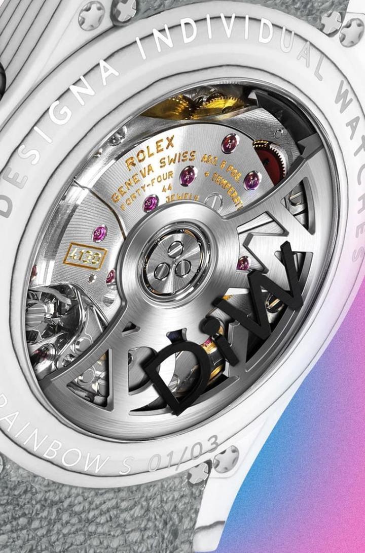 表背为透明底盖露出4130机芯，这是与原厂设计的不同之处。底盖边缘可见手表仅发行3只的限量编号。Source：Designa Individual Watches