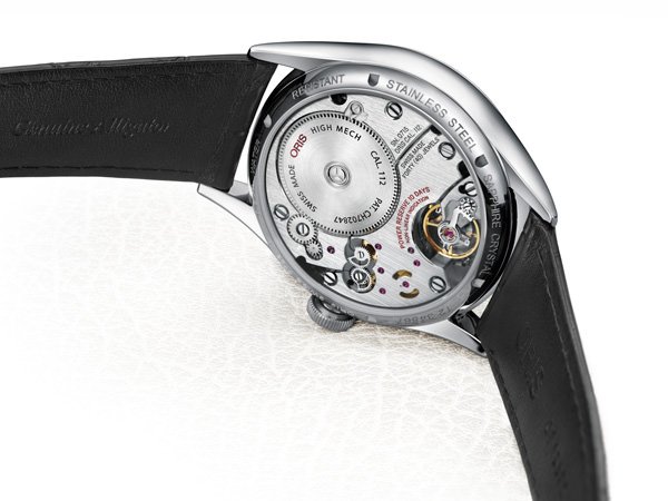 透过蓝宝石后盖，Oris112自主机芯的精妙运转一览无余