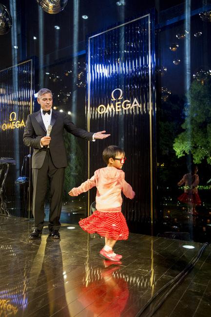 George Clooney与国际奥比斯组织受助小朋友同台起舞
