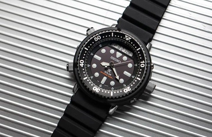 SEIKO在2019年重新复刻H558并改型号为SNJ025，手表延续原版的精髓，并导入更多现代元素，成为阿诺御用手表中入手门槛最亲切的选择之一