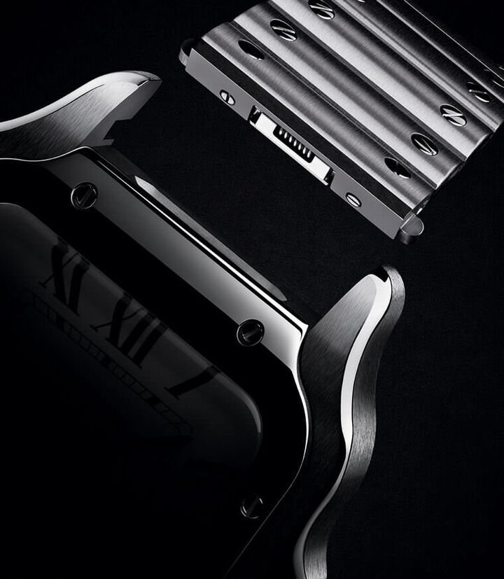 品牌专利的QuickSwitch系统只需透过按压表背的按把即可轻松拆卸表带，让表主能在金属链带或皮带间自由选择与搭配