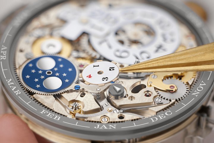 Lange 1 Tourbillon Perpetual Calendar（L082.1机芯）：正在组装的闰年显示，数字盘位于闰年轴上