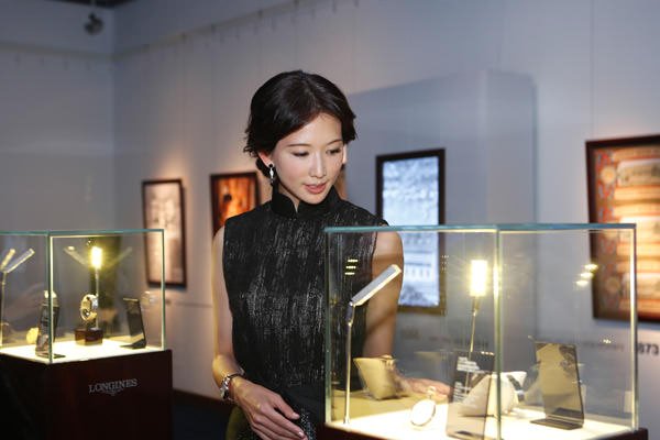 浪琴表优雅大使林志玲小姐在欣赏浪琴古董表