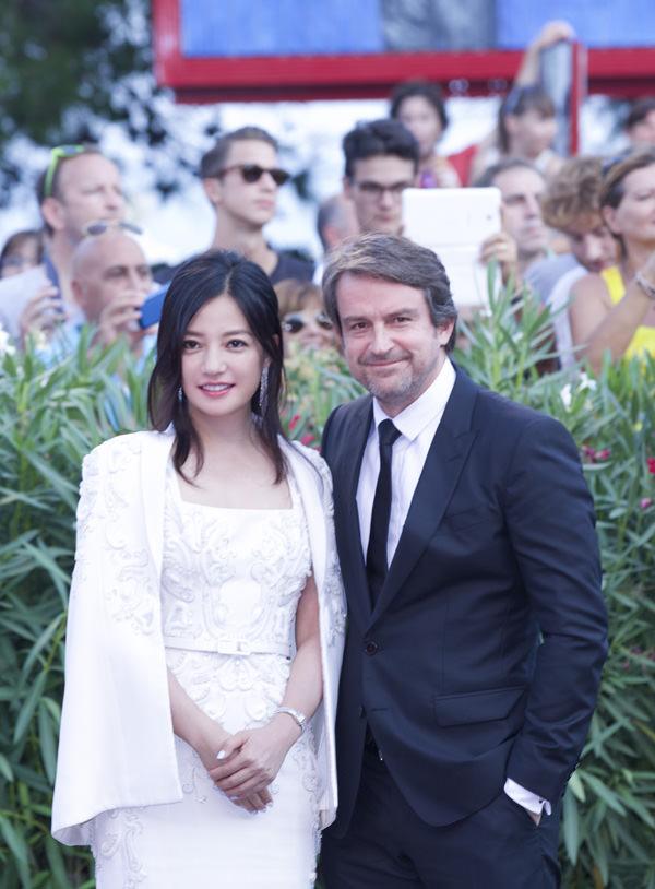 赵薇与第72届金狮奖得主委内瑞拉导演洛伦佐·维加斯合影