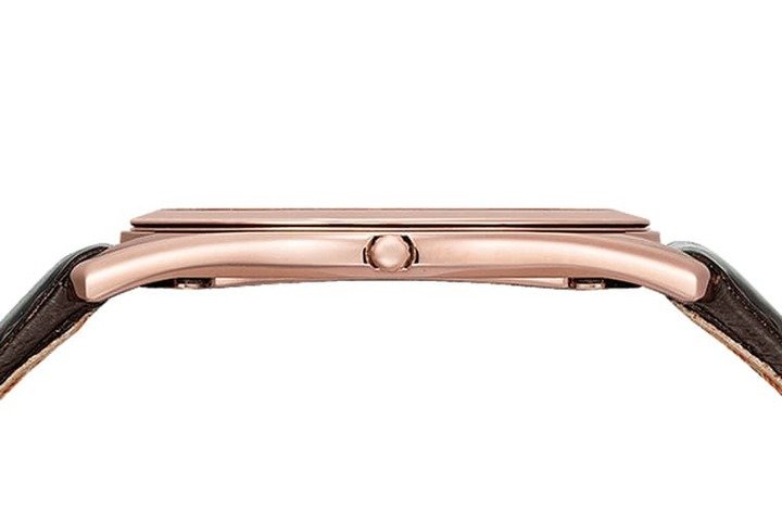 即使表壳厚度从2、3mm增加至4.5mm，但是新款Eco-Drive One相较一般手表还是很薄，佩戴在手上相当轻盈。
