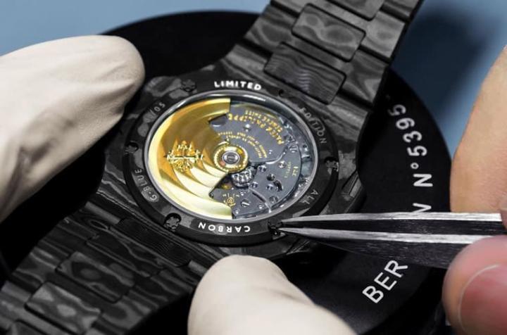 表背可见底盖边缘以及炼带中央錬节都是碳纤维材质，这是手表变得更轻盈的关键。Source：Designa Individual Watches