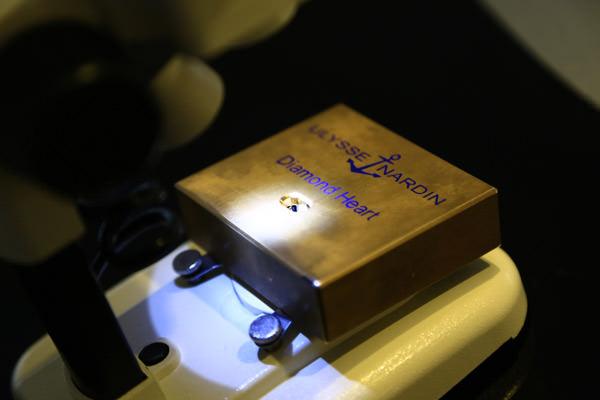 钻石硅晶体机芯观赏