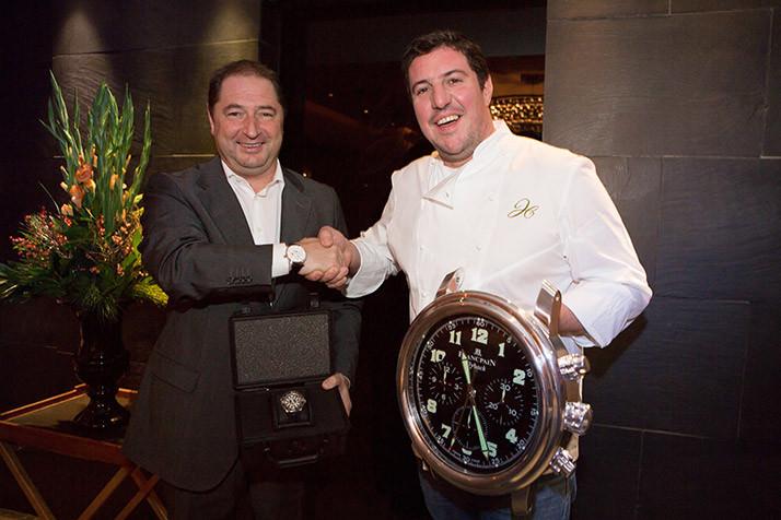 Blancpain宝珀全球副总裁兼市场总监 Alain Delamuraz 先生为米其林二星主厨克劳德-博思颁发Blancpain宝珀500噚腕表