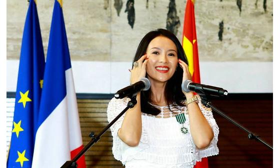 章子怡佩戴 Omega 欧米茄腕表出席艺术与文学骑士勋章颁发仪式