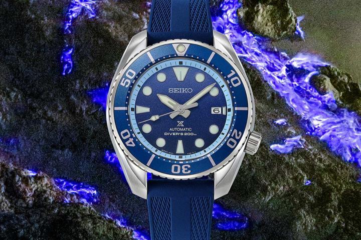 深邃的蓝色光泽面盘，让佩戴者仿佛时刻能将自然界最深沉的奥秘佩戴在腕中。