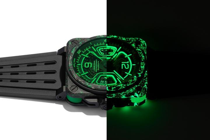 BR-X3 Night Vision 表壳结合了 LUM-CAMO (一种融合碳纤维与发光树脂的高科技复合材料) 以及黑色 PVD 钛金属和绿色发光橡胶圆柱体，提供卓越的耐用性与极佳的可读性，即使在完全黑暗中亦清晰可见。