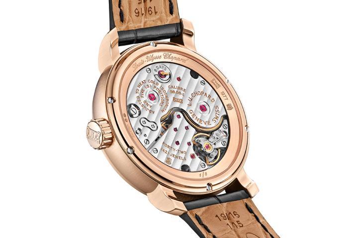 搭载于限量系列腕表的 L.U.C 98.06-L 跳时型机芯是同类型腕表中罕有能够提供长达 8 天动力储存的机芯。表背可见机芯上镌刻的显示器，方便让佩戴者随时查看实际的动力储存。