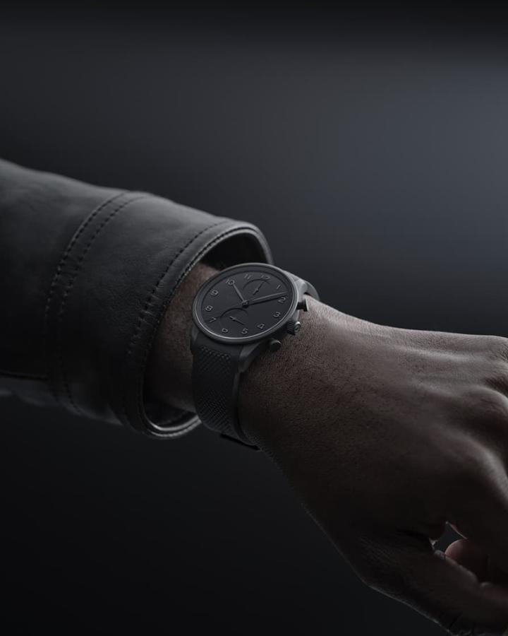 腕表的表壳、表冠及按钮均以瓷化钛金属制成，搭配黑色表盘、黑色时标及指针，以及同色系橡胶表带。