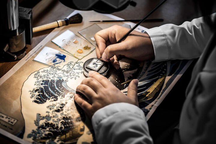 积家的Reverso系列最近再推出三款分别只限量8只的微绘珐琅工艺表，品牌以东西三位艺术大师的画作为蓝本，唯妙唯肖地在手表上再现三幅着名画作
