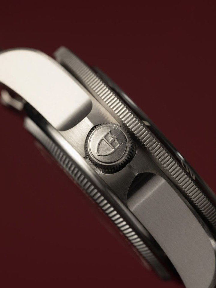 Pelagos LHD采用钛金属材质，其轻盈特性和耐腐蚀特性相当适合制作潜水表。
