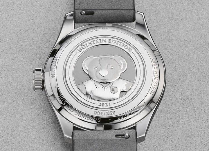 底盖镌刻ORIS Bear图案，传达品牌的制表理念并在疫情时代呼吁全球齐心抗疫