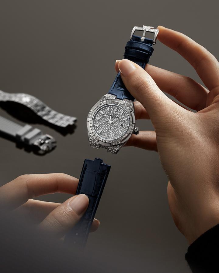 新款腕表配备金质镶钻表炼，另附赠一条白色橡胶表带及一条亮面鳄鱼皮表带，佩戴者可随心自主替换表炼 / 表带，轻松演绎多元风格魅力。