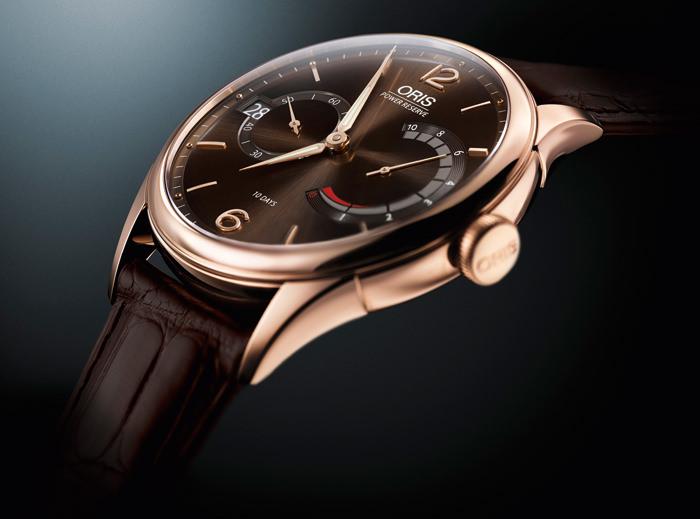 配备豪利时 ORIS CALIBRE 111自制机芯腕表手表直径：Ø 34mm，15''' 功能：中间为时针与分针臂杆，小秒钟位于9点钟位置，非线性动力储存显示装置位于3点钟位置，配备日期视窗、日期校准、精细定时装置以及停秒功能。 上链：手动上链 动力储备：240小时