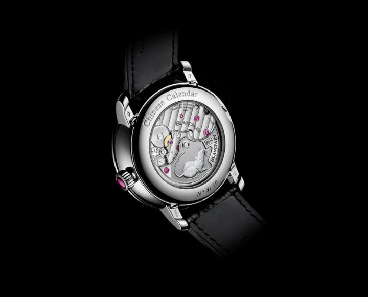 手表的3638机芯装载于45毫米铂金表壳之内，表冠和自动上饰有凸圆形红宝石