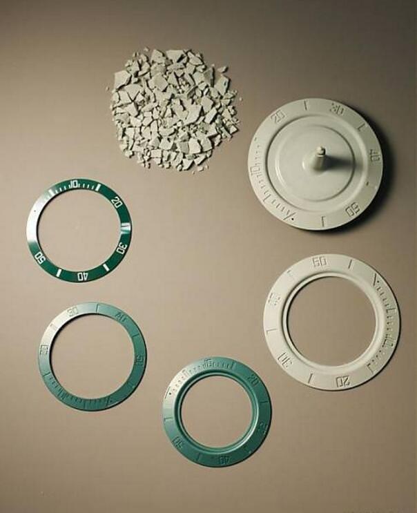 有些表厂会在潜水表的表圈部分，採取与表壳相异材质的複合式搭配形态，用以强化表款表面的防护性，例如劳力士即以陶瓷表圈搭配不鏽钢表壳