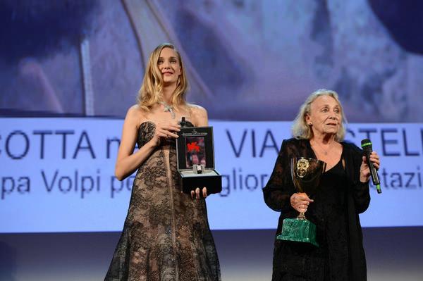 意大利女演员埃莱娜•科塔（Elena Cotta）凭借在艾玛•丹特（Emma Dante）执导影片《巴勒莫狂花》（Via Castellana Bandiera）中的精彩演绎获得最佳女演员奖