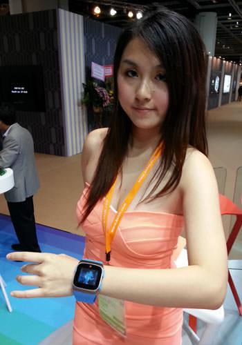 模特展示AddMe新款腕表