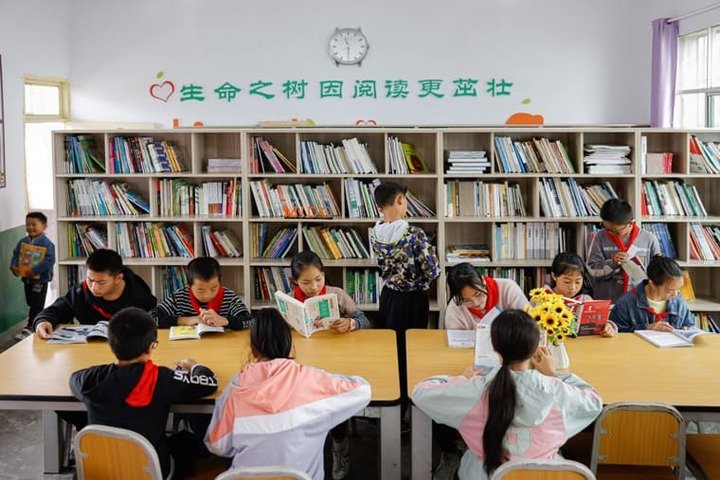 孩子们在崭新启用的图书室体验阅读的乐趣