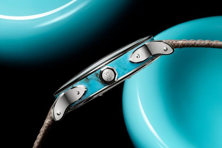 腕表的匠心独运之处，在于 40 毫米表壳使用与表盘相同材质打造成一体成型的表圈。表耳、表圈、底盖与表冠皆采用贵金属中的铂金铸造，完美衬托出绿松石与孔雀石元素的天然瑰丽。