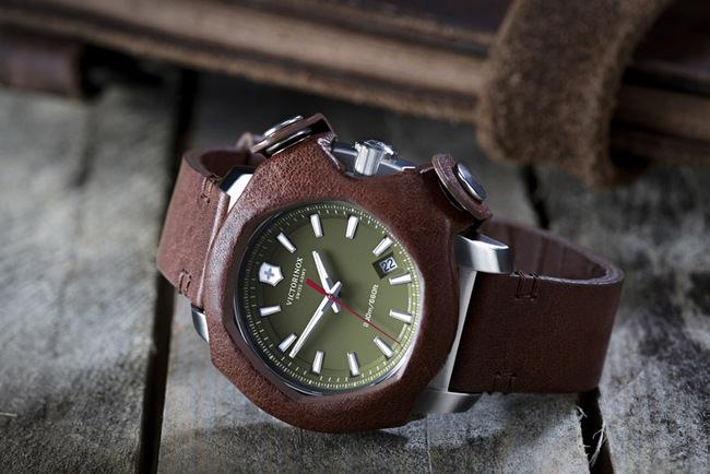  以古董皮革打造I.N.O.X. REMADE IN SWITZERLAND限量版腕表的皮表带，展现出高质感的军用风格