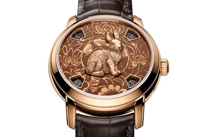 江诗丹顿再推出新款生肖表，主题为2023年农历兔年，手表依旧以金雕与珐瑯工艺作为创作基础。