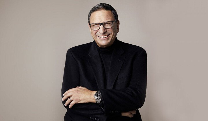 David Doubilet 1946年出生于纽约，他从1976年起成为国家地理杂志签约摄影师，是许多摄影奖如萨拉奖、洛厄尔・托马斯奖和伦纳特・尼尔森奖等奖项得主，另外都必烈也是皇家摄影学会和国际潜水名人馆的会员