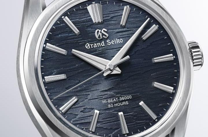 表盘模仿白桦树皮的自然纹理，覆以深海军蓝色调，随光线角度展现不同层次感，银色指针与立体时标维持 Evolution 9 风格，但经过纤细化处理，更显优雅精致。