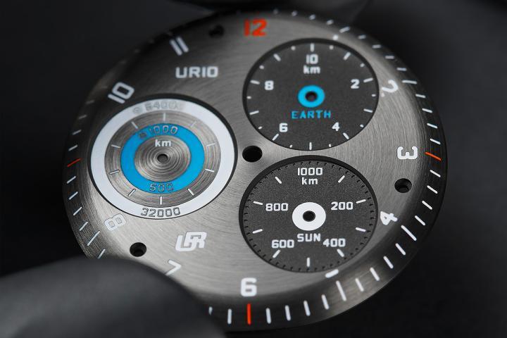 UR-10 有三个显示盘，2 时位置显示器有 “EARTH” 字样，每个刻度为 500 公尺，共量度地球自转每段 10 公里的距离。4 时位置显示器有 “SUN” 字样，每个刻度为 20 公里，共量度地球绕太阳公转每段 1,000 公里的距离。9 时位置显示器有 “ORBIT” 字样，同时显示两个轨迹，分别记录地球自转每 1,000 公里及绕太阳公转 64,000 公里的运行距离。