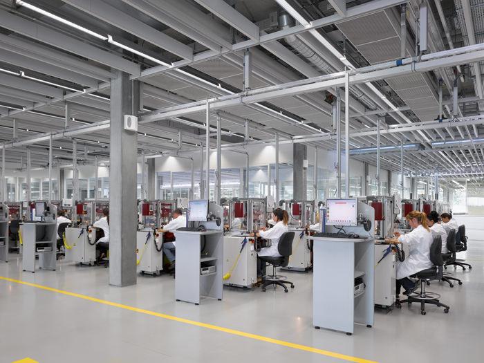  Rolex 劳力士位于瑞士比尔新工厂车间内部