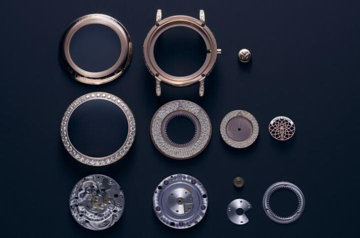 三枚旋转盘需克服重量与能量负荷，中央秒盘采用轻量镂空铝材设计，保持精准运作与顺畅动态。