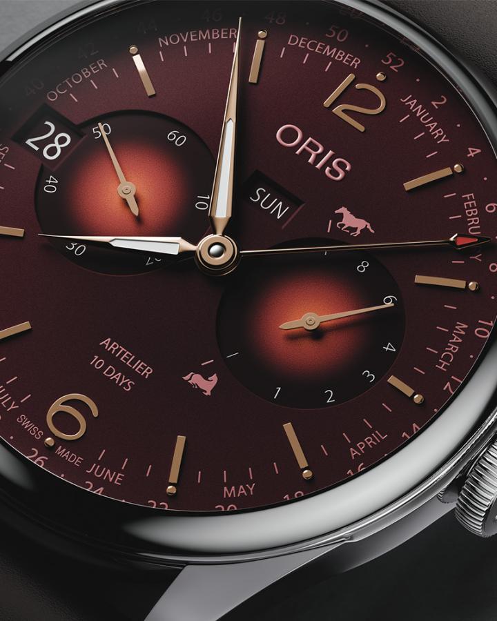 暗红色层次色调面盘，诠释火马象征的热情、自信与勇于前行的精神，此马年款更在动力储存指示上加入奔驰与休憩的马匹图案，分别象征满链与待上链状态，成为这款限量版本的专属细节。