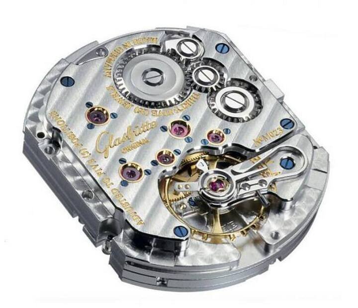 Caliber 22 / 手动上链模式 ●时、分、秒、大日期显示 / 宽度23.00mm / 长度28.50mm / 厚度5.76mm / 宝石数35石 / 震频28,800vph / 螺丝摆轮、鹅颈式微调、3/4 夹板