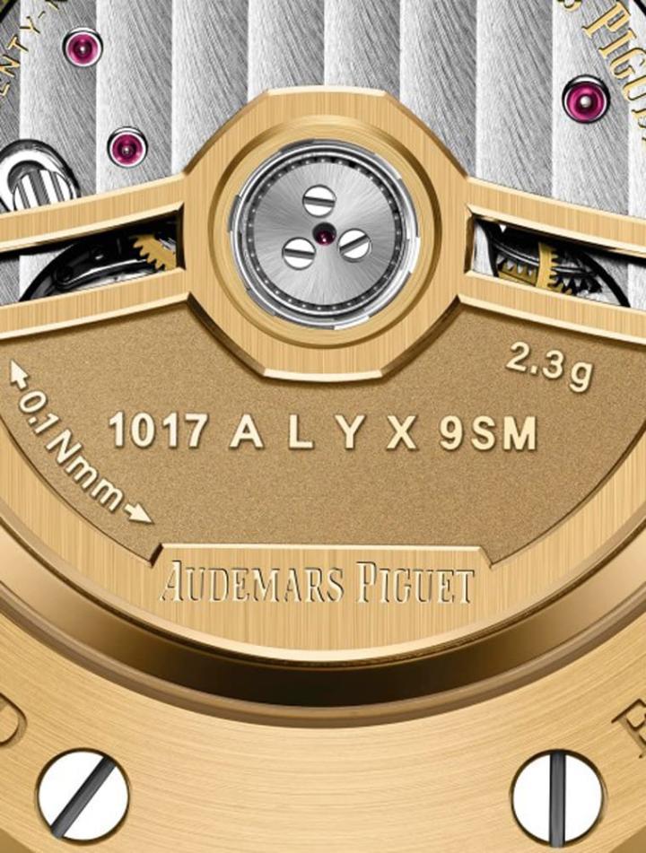 黄金或白金自动盘上镌刻1017 ALYX 9SM标志，并且连自动盘转动所需的扭力和重量都表示出来。
