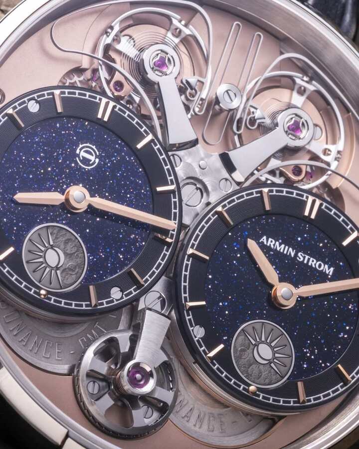 双时区砂金石盘面呈现繁星夜空的视觉张力 ，玫瑰金部件与精钢材质交织出和谐的冷暖对比 。