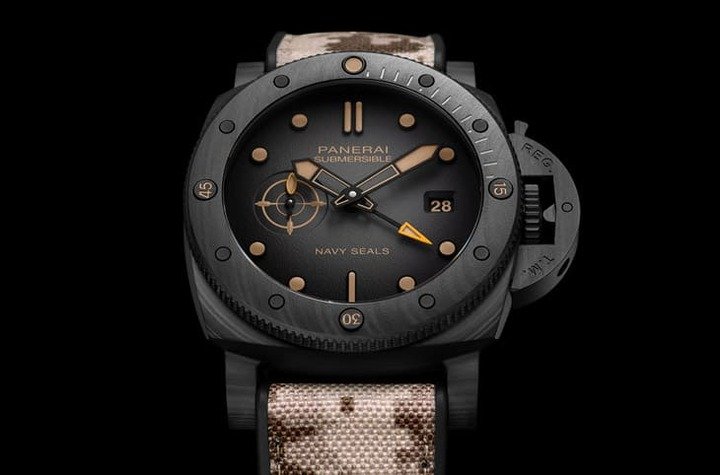 PAM01513以沛纳海独家Carbotech™碳纤维复合材质制作，具备两地时间功能。