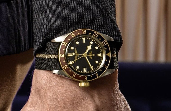 帝舵继2018年后再推新款Black Bay GMT，主要变化在于表壳材质从单纯不锈钢，改为“S&G”这种不锈钢与黄金的半金组合。