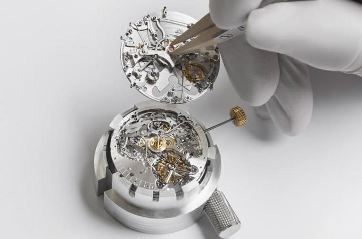 手表搭载的2755 TMRCC QP机芯零件数超过700枚，结构繁复制作也费时耗工。